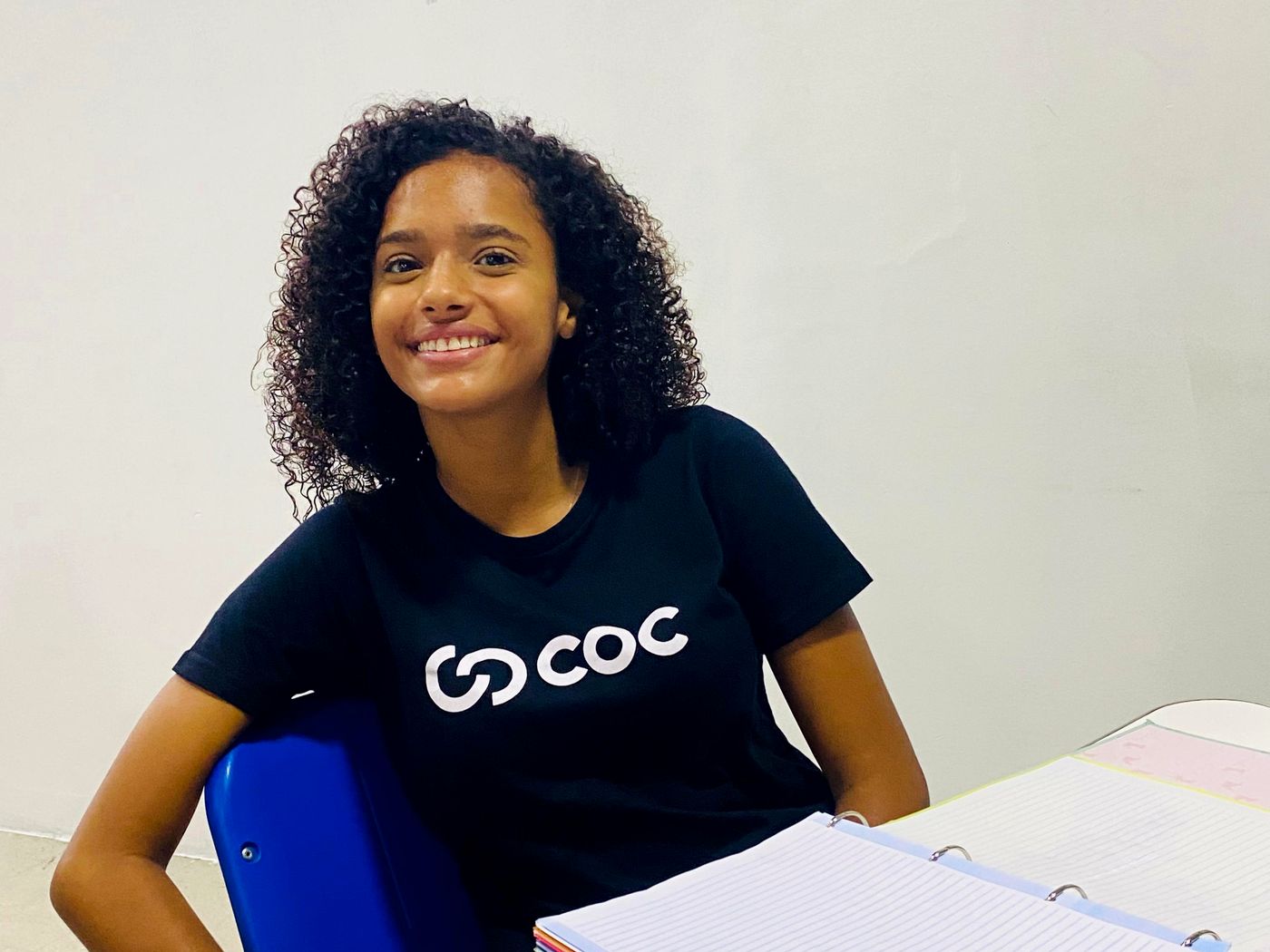 Aluna do COC Barra Funda estudando em sala de aula