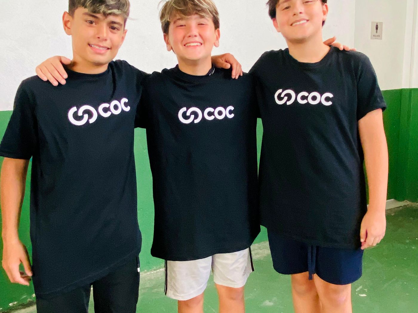 Alunos do COC Barra Funda na quadra esportiva