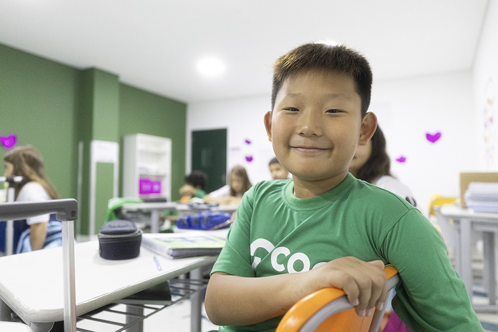 Aluno sorrindo na sala de aula do COC Barra Funda