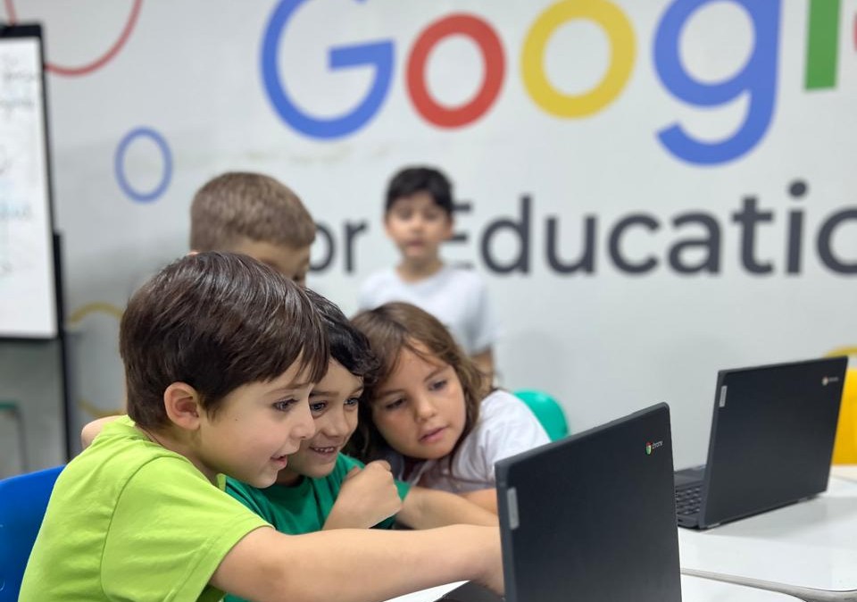 Alunos utilizando Google for Education na Barra Funda SP em aula com tecnologia educacional no COC Barra Funda