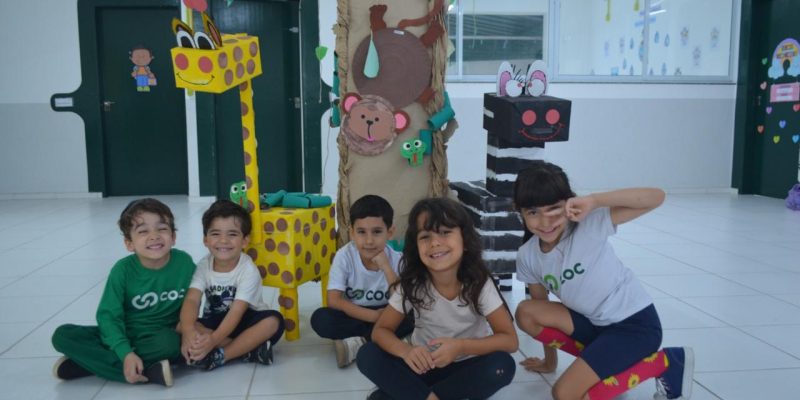 Crianças participando de atividade maker brinquedo na escola infantil na Barra Funda SP – COC Barra Funda