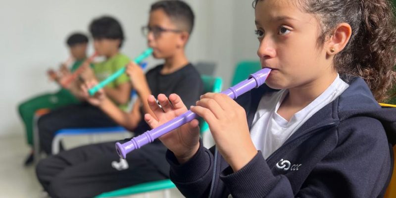 Crianças em aula de música na escola infantil na Barra Funda SP estimulando coordenação e expressão artística