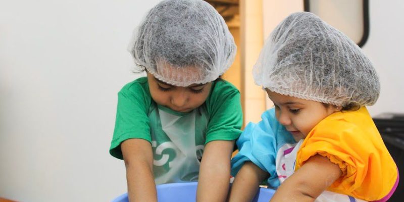 Alunos da educação infantil Barra Funda em atividade maker cozinha desenvolvendo autonomia e criatividade